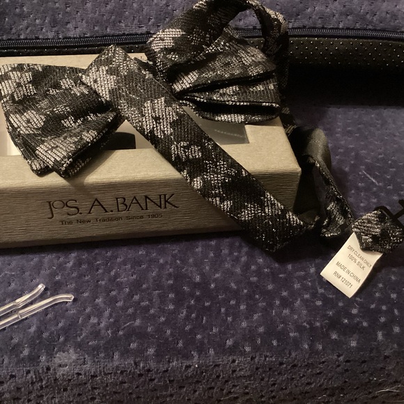 Jos. A. Banks Man’s Grey & Black silk Bow Tie in Box - Picture 3 of 5